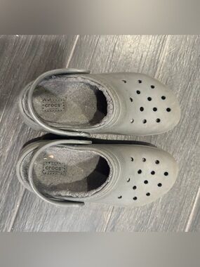 CROCS Fuzzy-Lined Clogs in dark gray